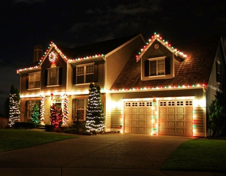 Imagen de frente de la casa adornada con aspecto navideno