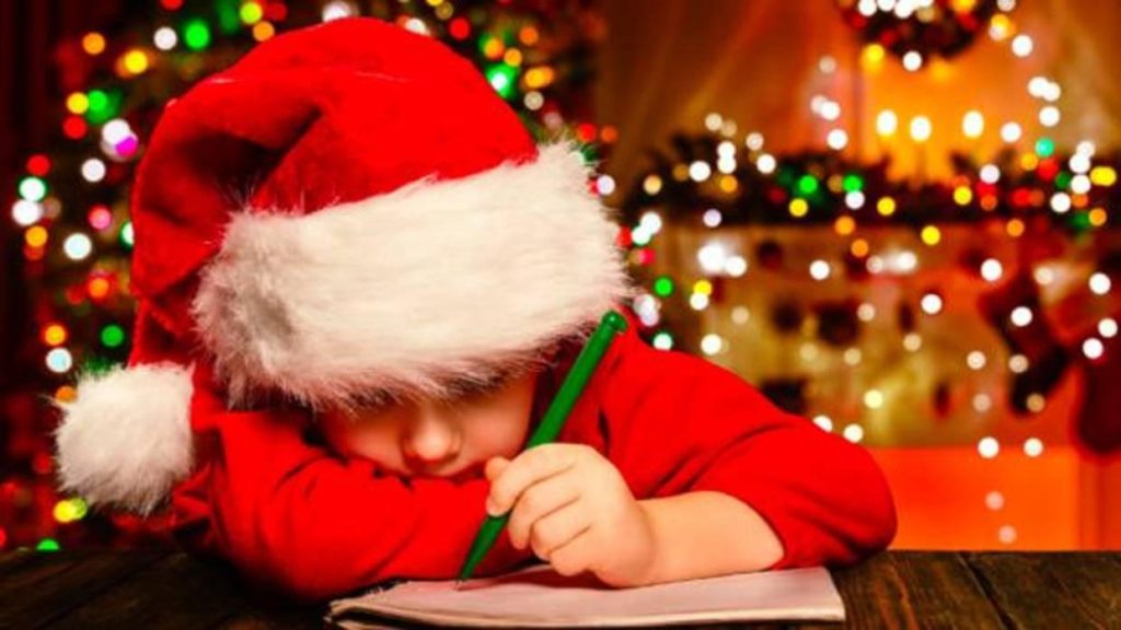Imagen navidena de nino escribiendo una carta